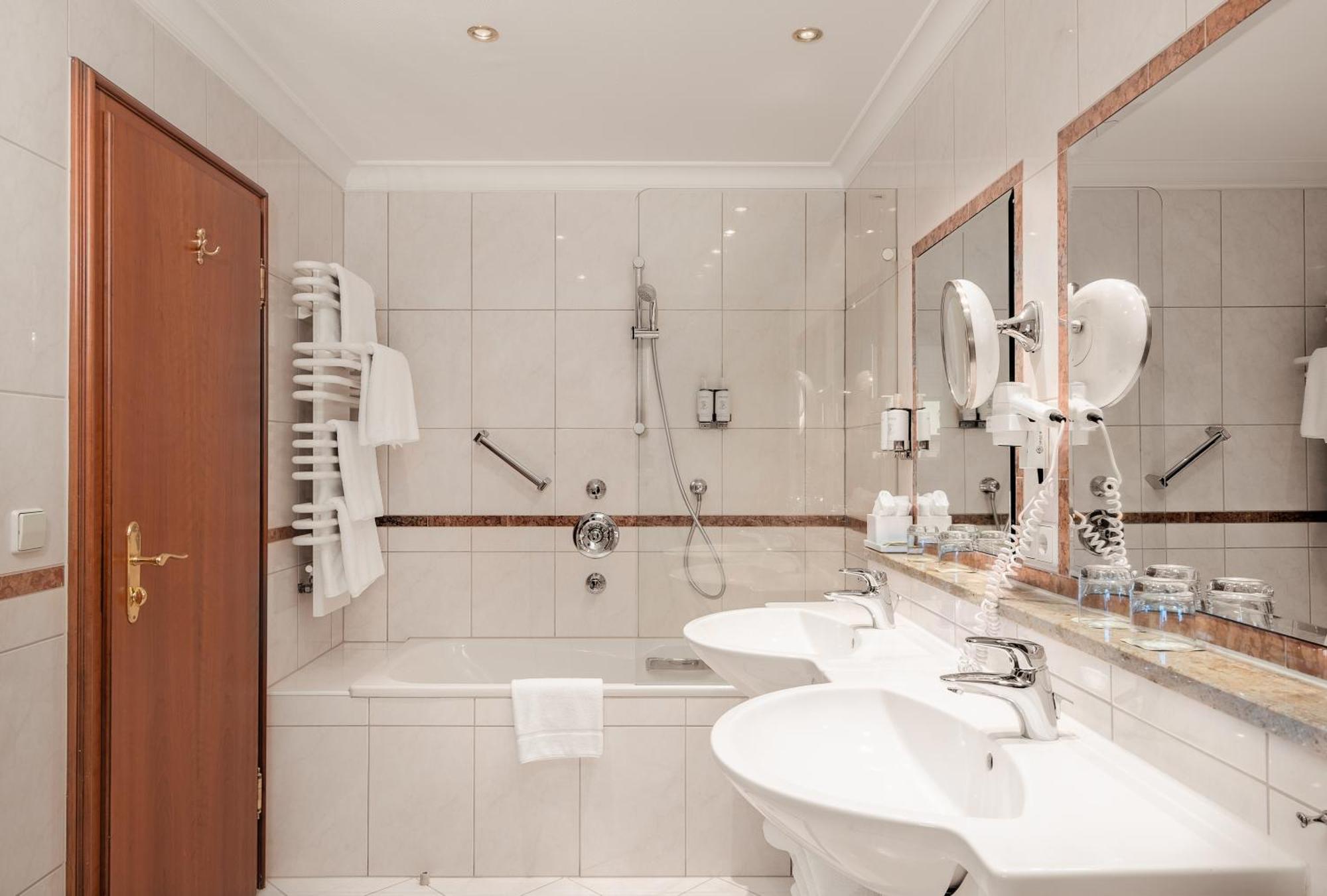 Adler Haeusern Gourmet & Spa Hotel Phòng bức ảnh